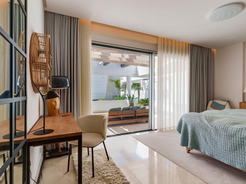 FOR SALE 🏡 Contemporary Five-Bedroom Villa with Rooftop Pool near the Beach – San Pedro de Alcántara, Marbella 🇪🇸
