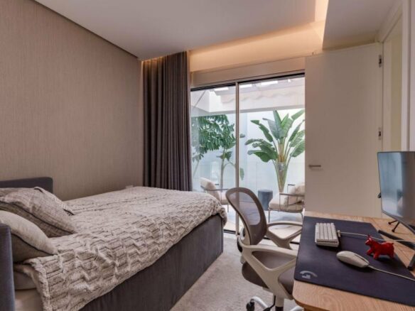 FOR SALE 🏡 Contemporary Five-Bedroom Villa with Rooftop Pool near the Beach – San Pedro de Alcántara, Marbella 🇪🇸