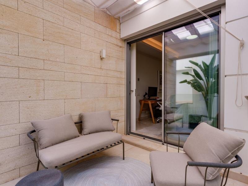 FOR SALE 🏡 Contemporary Five-Bedroom Villa with Rooftop Pool near the Beach – San Pedro de Alcántara, Marbella 🇪🇸