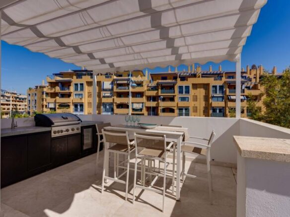 FOR SALE 🏡 Contemporary Five-Bedroom Villa with Rooftop Pool near the Beach – San Pedro de Alcántara, Marbella 🇪🇸