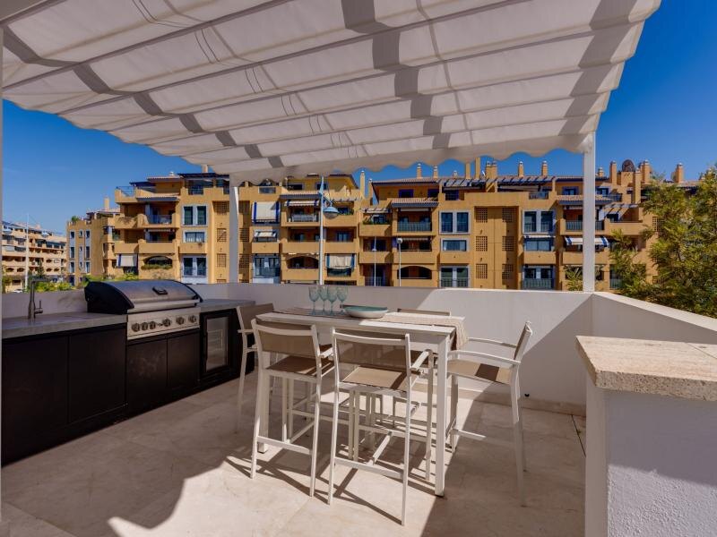 FOR SALE 🏡 Contemporary Five-Bedroom Villa with Rooftop Pool near the Beach – San Pedro de Alcántara, Marbella 🇪🇸