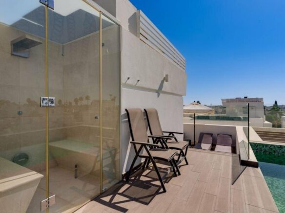 FOR SALE 🏡 Contemporary Five-Bedroom Villa with Rooftop Pool near the Beach – San Pedro de Alcántara, Marbella 🇪🇸