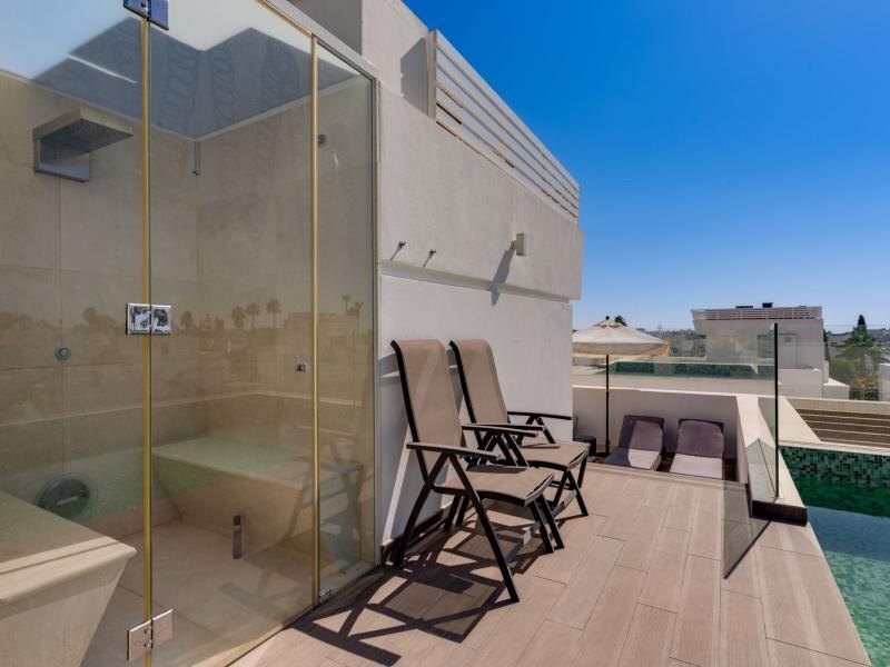 FOR SALE 🏡 Contemporary Five-Bedroom Villa with Rooftop Pool near the Beach – San Pedro de Alcántara, Marbella 🇪🇸