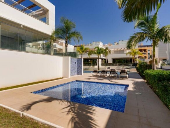 FOR SALE 🏡 Contemporary Five-Bedroom Villa with Rooftop Pool near the Beach – San Pedro de Alcántara, Marbella 🇪🇸