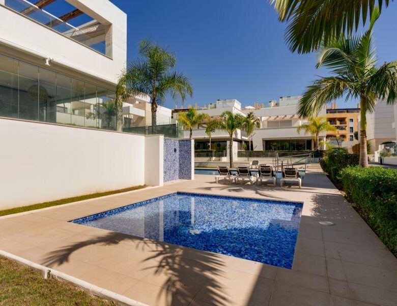 FOR SALE 🏡 Contemporary Five-Bedroom Villa with Rooftop Pool near the Beach – San Pedro de Alcántara, Marbella 🇪🇸