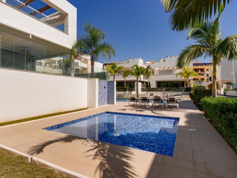 FOR SALE 🏡 Contemporary Five-Bedroom Villa with Rooftop Pool near the Beach – San Pedro de Alcántara, Marbella 🇪🇸