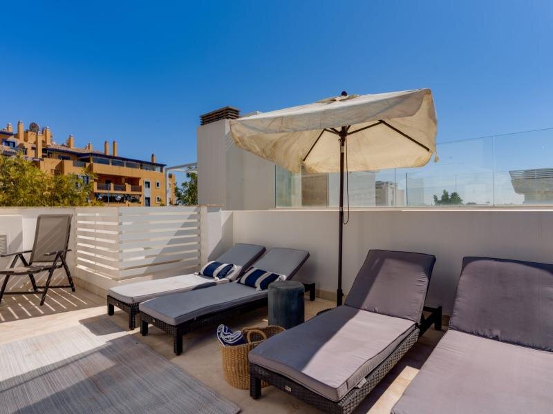 FOR SALE 🏡 Contemporary Five-Bedroom Villa with Rooftop Pool near the Beach – San Pedro de Alcántara, Marbella 🇪🇸