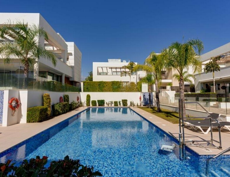 FOR SALE 🏡 Contemporary Five-Bedroom Villa with Rooftop Pool near the Beach – San Pedro de Alcántara, Marbella 🇪🇸