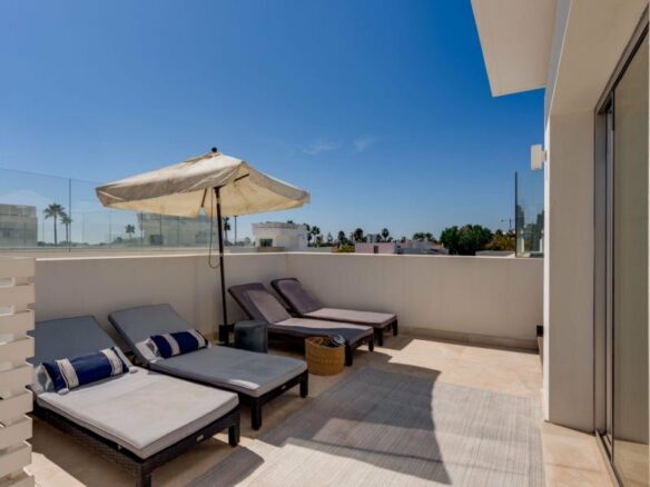 FOR SALE 🏡 Contemporary Five-Bedroom Villa with Rooftop Pool near the Beach – San Pedro de Alcántara, Marbella 🇪🇸