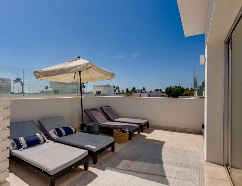 FOR SALE 🏡 Contemporary Five-Bedroom Villa with Rooftop Pool near the Beach – San Pedro de Alcántara, Marbella 🇪🇸
