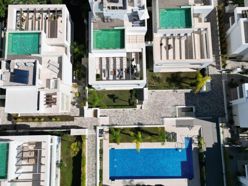 FOR SALE 🏡 Contemporary Five-Bedroom Villa with Rooftop Pool near the Beach – San Pedro de Alcántara, Marbella 🇪🇸