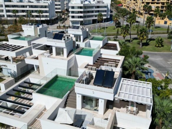 FOR SALE 🏡 Contemporary Five-Bedroom Villa with Rooftop Pool near the Beach – San Pedro de Alcántara, Marbella 🇪🇸
