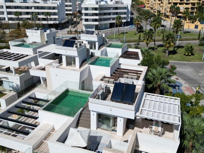 FOR SALE 🏡 Contemporary Five-Bedroom Villa with Rooftop Pool near the Beach – San Pedro de Alcántara, Marbella 🇪🇸