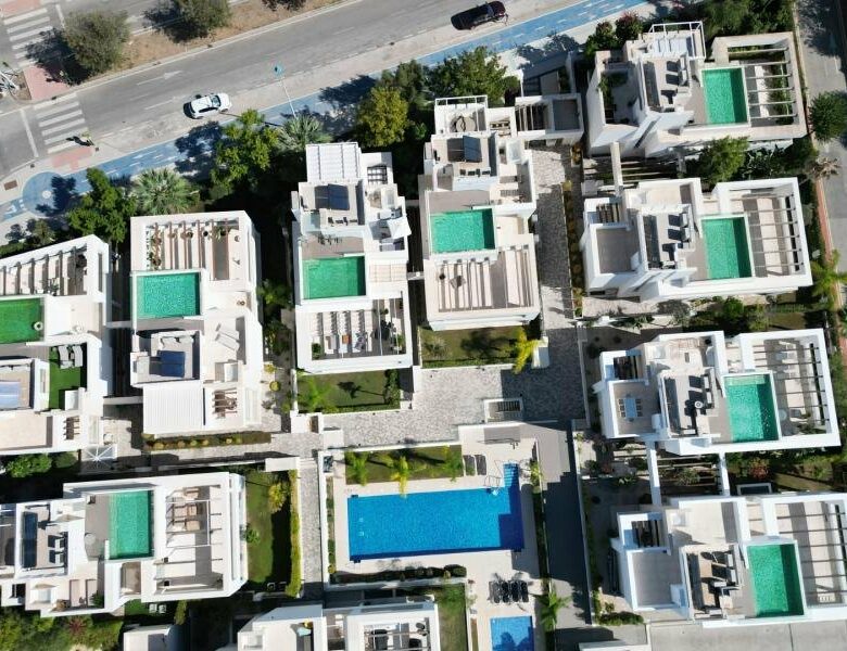 FOR SALE 🏡 Contemporary Five-Bedroom Villa with Rooftop Pool near the Beach – San Pedro de Alcántara, Marbella 🇪🇸