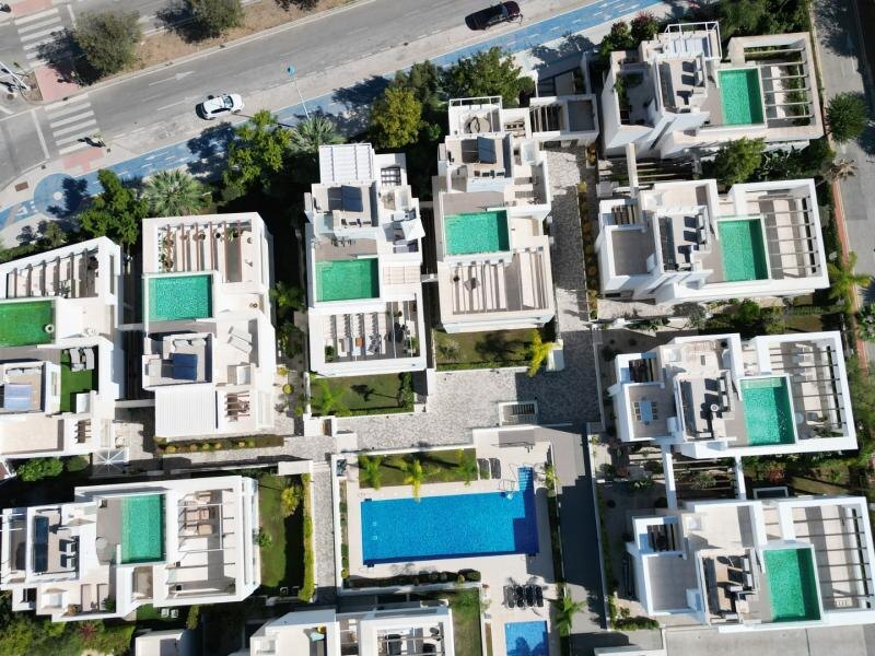 FOR SALE 🏡 Contemporary Five-Bedroom Villa with Rooftop Pool near the Beach – San Pedro de Alcántara, Marbella 🇪🇸