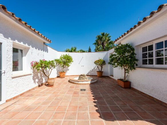 FOR SALE 🏡 Single-Level Four-Bedroom Villa with Sea Views to Finish – Atalaya, New Golden Mile 🇪🇸