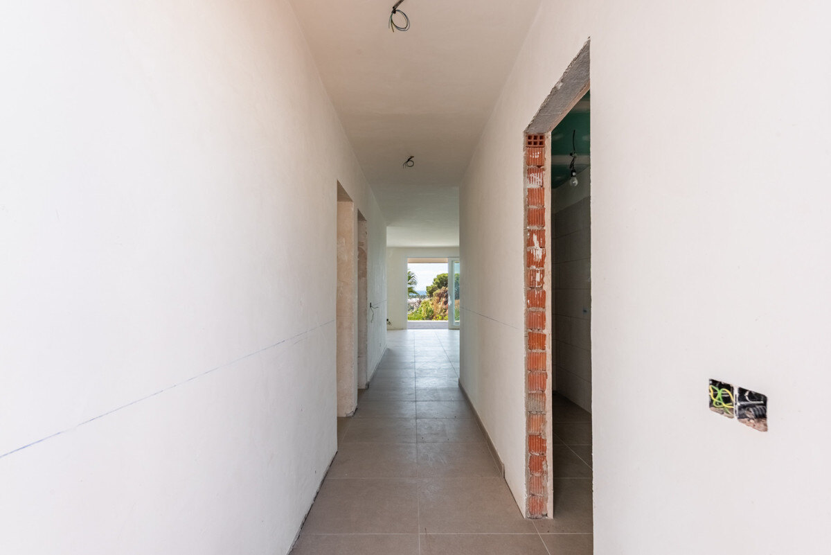 FOR SALE 🏡 Single-Level Four-Bedroom Villa with Sea Views to Finish – Atalaya, New Golden Mile 🇪🇸