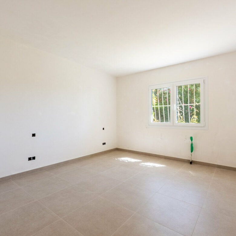 FOR SALE 🏡 Single-Level Four-Bedroom Villa with Sea Views to Finish – Atalaya, New Golden Mile 🇪🇸