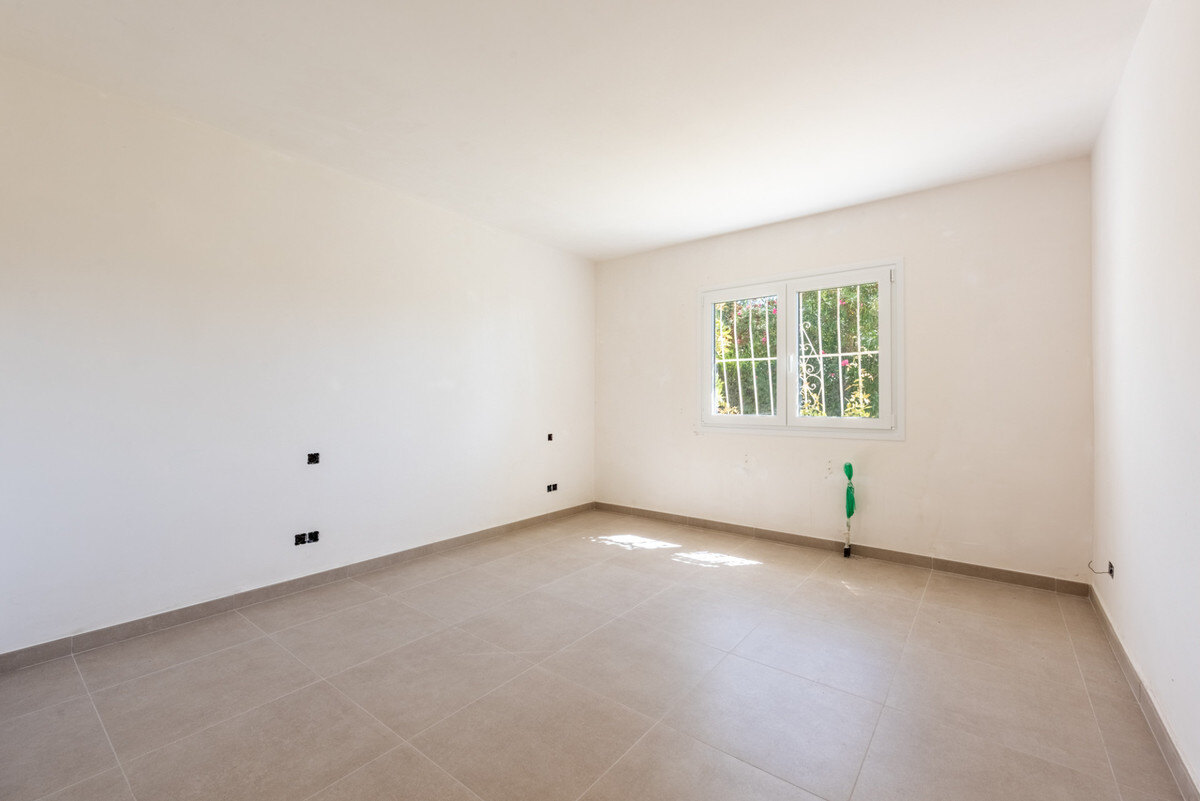 FOR SALE 🏡 Single-Level Four-Bedroom Villa with Sea Views to Finish – Atalaya, New Golden Mile 🇪🇸