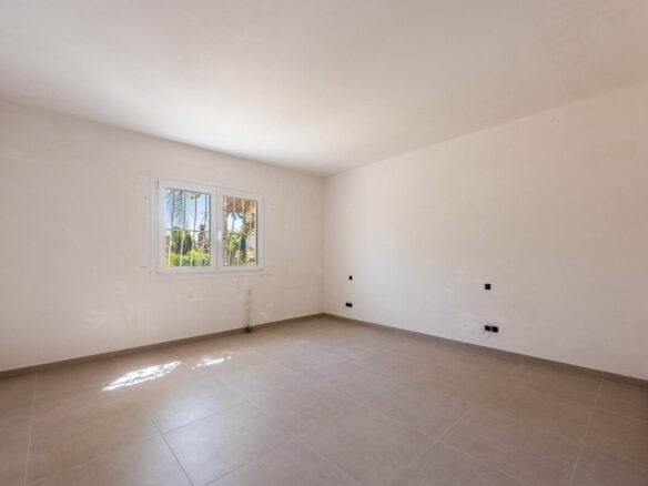 FOR SALE 🏡 Single-Level Four-Bedroom Villa with Sea Views to Finish – Atalaya, New Golden Mile 🇪🇸