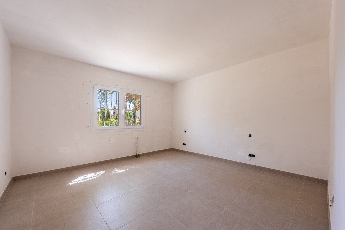 FOR SALE 🏡 Single-Level Four-Bedroom Villa with Sea Views to Finish – Atalaya, New Golden Mile 🇪🇸