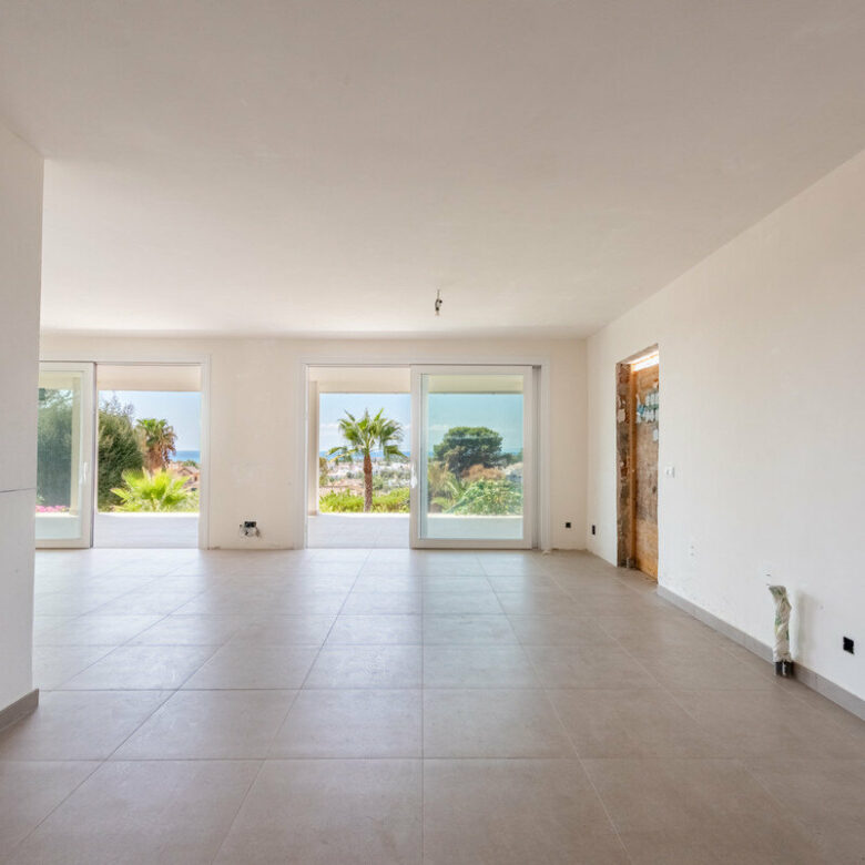 FOR SALE 🏡 Single-Level Four-Bedroom Villa with Sea Views to Finish – Atalaya, New Golden Mile 🇪🇸
