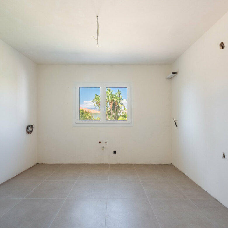 FOR SALE 🏡 Single-Level Four-Bedroom Villa with Sea Views to Finish – Atalaya, New Golden Mile 🇪🇸