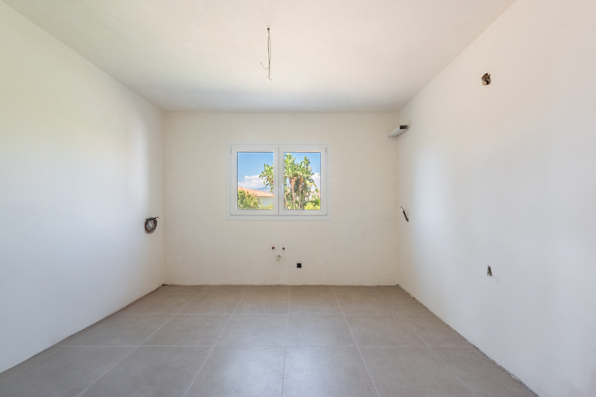 FOR SALE 🏡 Single-Level Four-Bedroom Villa with Sea Views to Finish – Atalaya, New Golden Mile 🇪🇸
