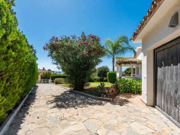 FOR SALE 🏡 Single-Level Four-Bedroom Villa with Sea Views to Finish – Atalaya, New Golden Mile 🇪🇸