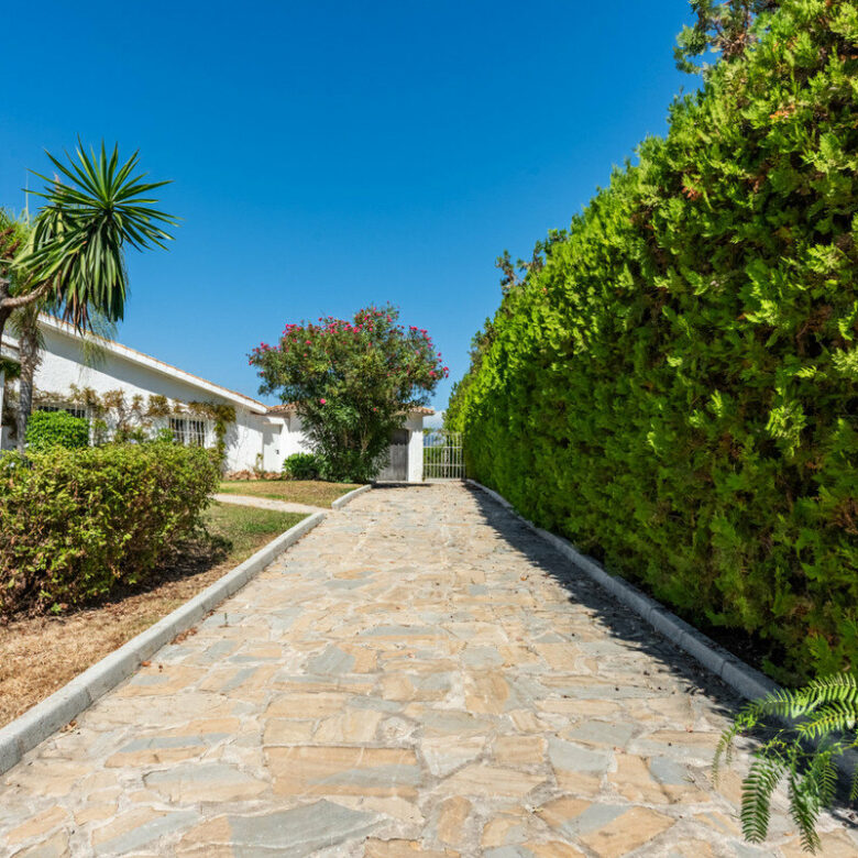 FOR SALE 🏡 Single-Level Four-Bedroom Villa with Sea Views to Finish – Atalaya, New Golden Mile 🇪🇸
