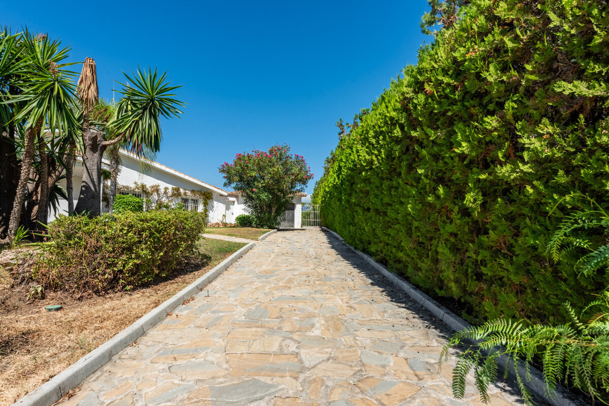FOR SALE 🏡 Single-Level Four-Bedroom Villa with Sea Views to Finish – Atalaya, New Golden Mile 🇪🇸