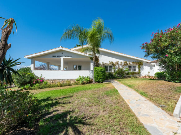 FOR SALE 🏡 Single-Level Four-Bedroom Villa with Sea Views to Finish – Atalaya, New Golden Mile 🇪🇸