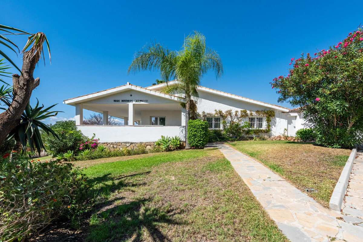 FOR SALE 🏡 Single-Level Four-Bedroom Villa with Sea Views to Finish – Atalaya, New Golden Mile 🇪🇸