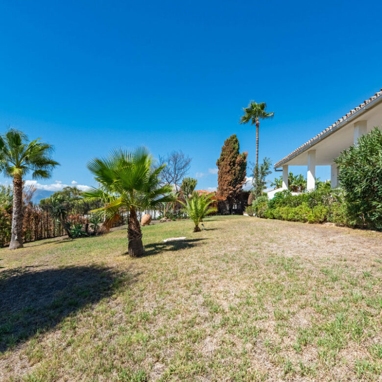 FOR SALE 🏡 Single-Level Four-Bedroom Villa with Sea Views to Finish – Atalaya, New Golden Mile 🇪🇸