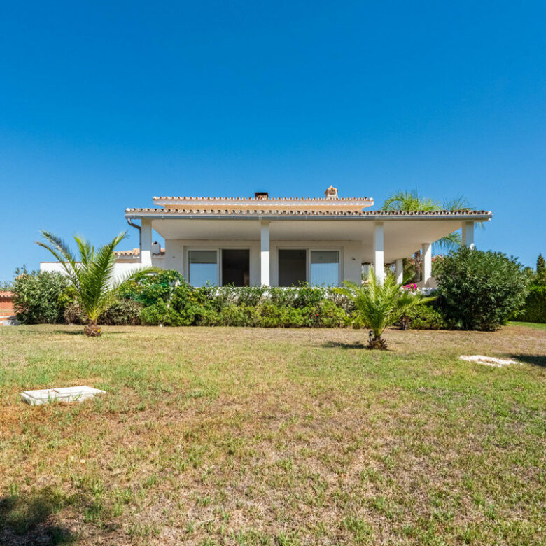 FOR SALE 🏡 Single-Level Four-Bedroom Villa with Sea Views to Finish – Atalaya, New Golden Mile 🇪🇸