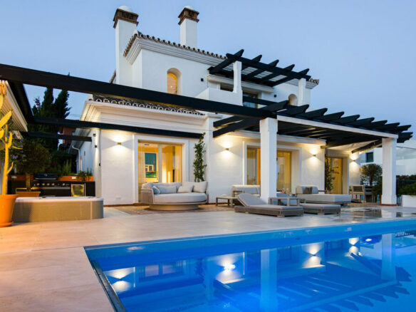 FOR SALE 🏡 Renovated Five-Bedroom Villa with Sea Views 300 m from the Beach – Las Chapas, Marbella East 🇪🇸