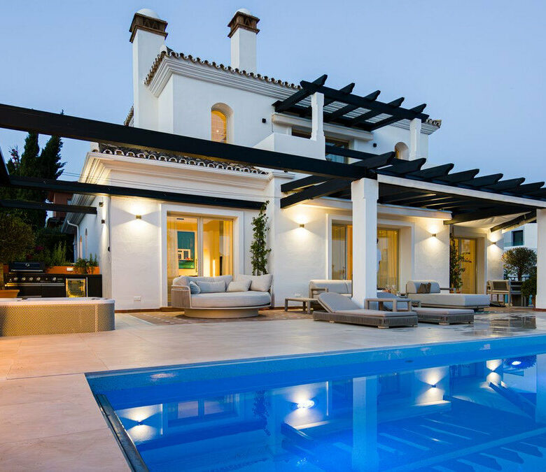 FOR SALE 🏡 Renovated Five-Bedroom Villa with Sea Views 300 m from the Beach – Las Chapas, Marbella East 🇪🇸