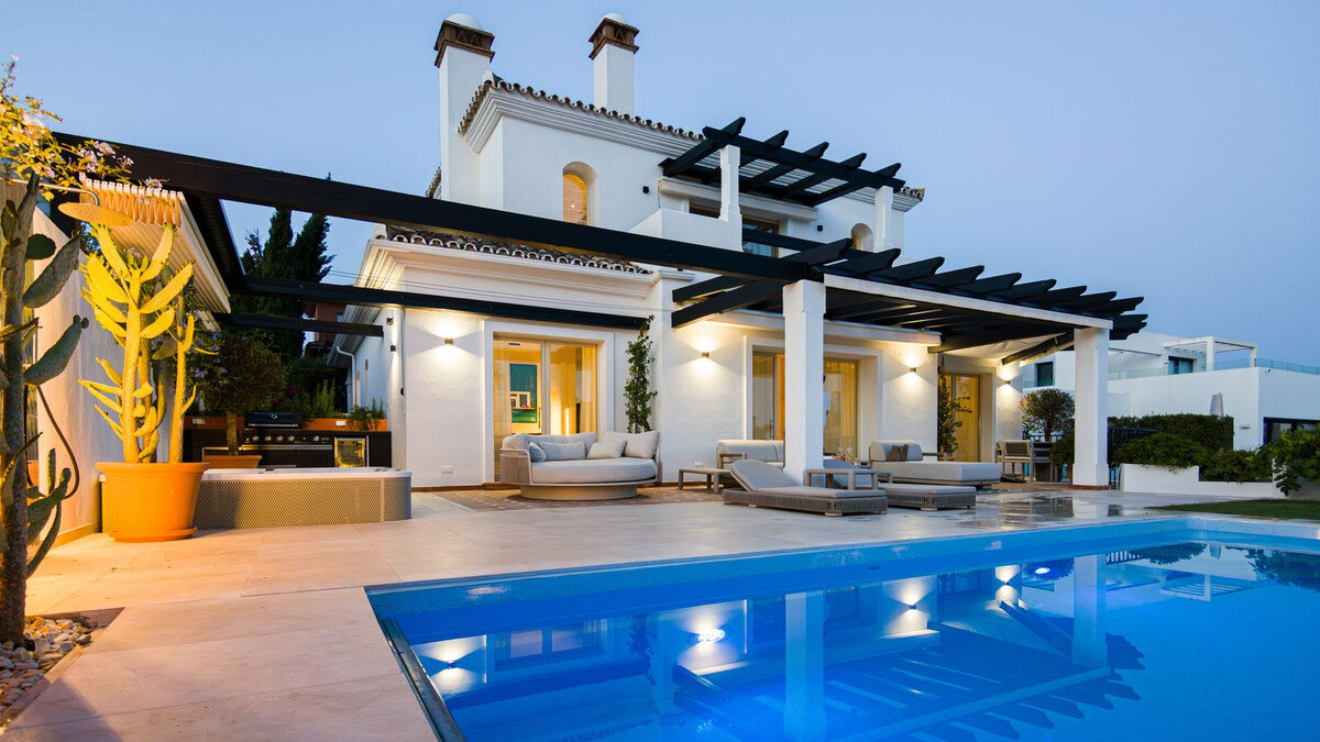 FOR SALE 🏡 Renovated Five-Bedroom Villa with Sea Views 300 m from the Beach – Las Chapas, Marbella East 🇪🇸