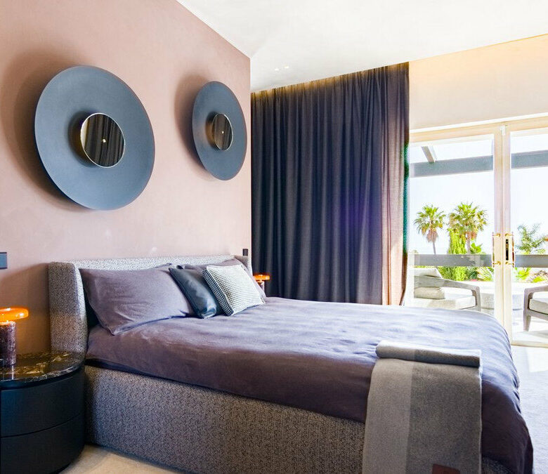 FOR SALE 🏡 Renovated Five-Bedroom Villa with Sea Views 300 m from the Beach – Las Chapas, Marbella East 🇪🇸