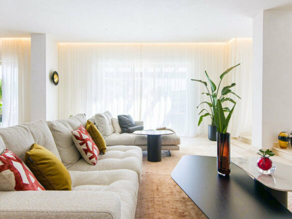 FOR SALE 🏡 Renovated Five-Bedroom Villa with Sea Views 300 m from the Beach – Las Chapas, Marbella East 🇪🇸