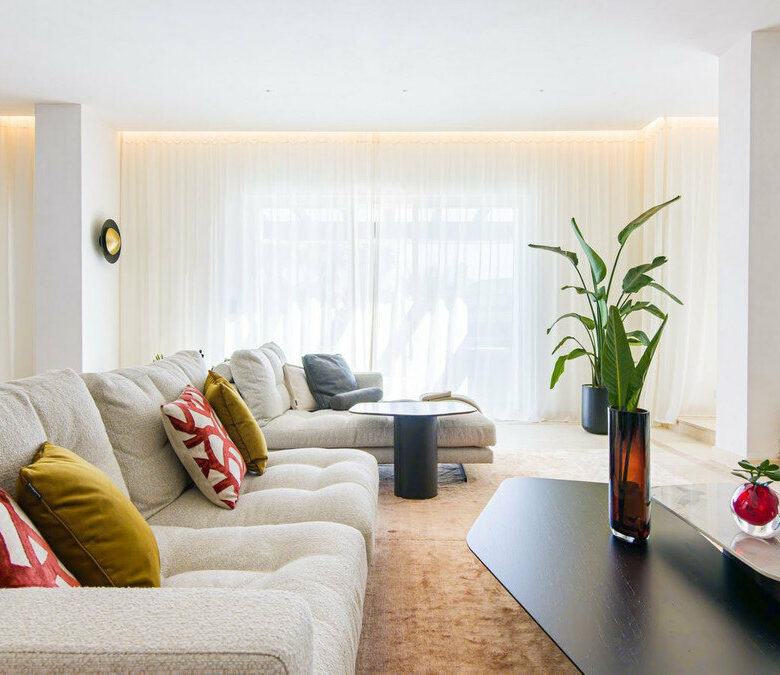 FOR SALE 🏡 Renovated Five-Bedroom Villa with Sea Views 300 m from the Beach – Las Chapas, Marbella East 🇪🇸