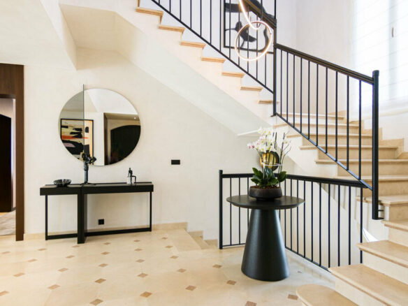 FOR SALE 🏡 Renovated Five-Bedroom Villa with Sea Views 300 m from the Beach – Las Chapas, Marbella East 🇪🇸