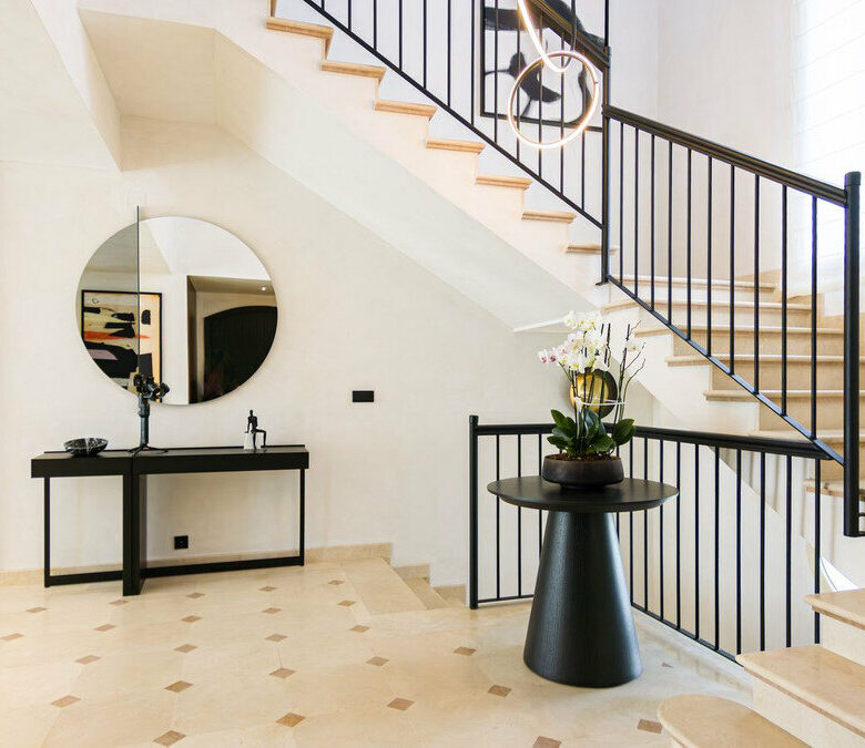 FOR SALE 🏡 Renovated Five-Bedroom Villa with Sea Views 300 m from the Beach – Las Chapas, Marbella East 🇪🇸