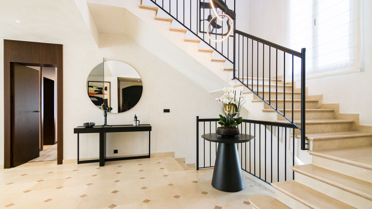 FOR SALE 🏡 Renovated Five-Bedroom Villa with Sea Views 300 m from the Beach – Las Chapas, Marbella East 🇪🇸