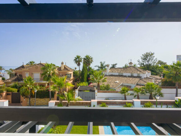 FOR SALE 🏡 Renovated Five-Bedroom Villa with Sea Views 300 m from the Beach – Las Chapas, Marbella East 🇪🇸