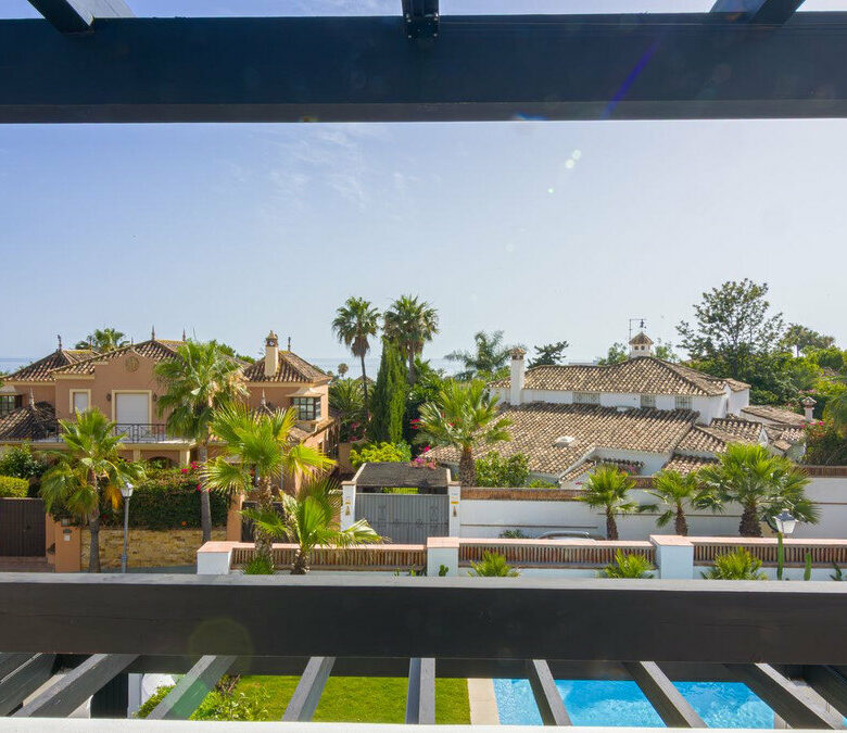 FOR SALE 🏡 Renovated Five-Bedroom Villa with Sea Views 300 m from the Beach – Las Chapas, Marbella East 🇪🇸