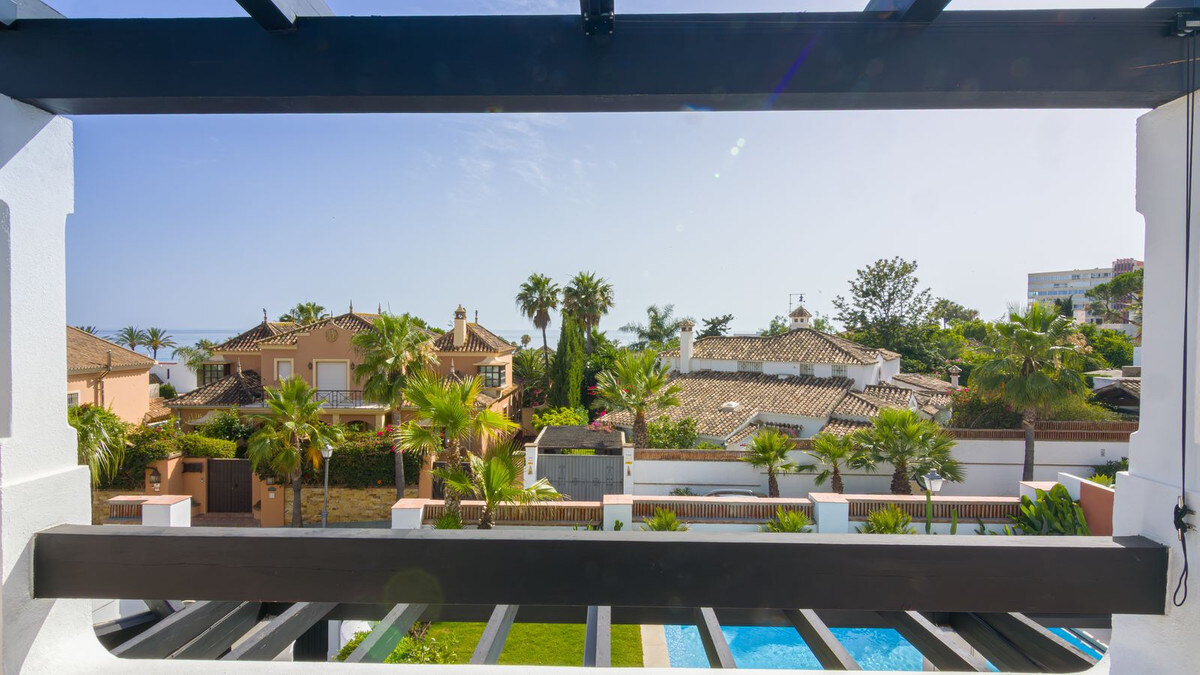 FOR SALE 🏡 Renovated Five-Bedroom Villa with Sea Views 300 m from the Beach – Las Chapas, Marbella East 🇪🇸