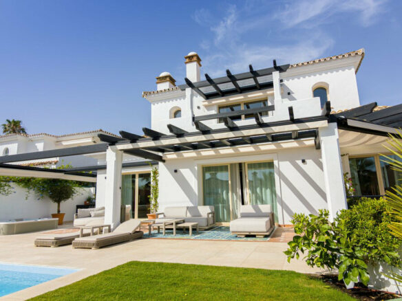FOR SALE 🏡 Renovated Five-Bedroom Villa with Sea Views 300 m from the Beach – Las Chapas, Marbella East 🇪🇸