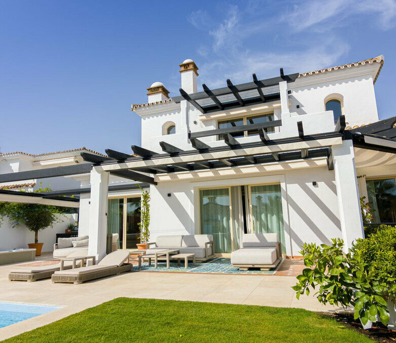 FOR SALE 🏡 Renovated Five-Bedroom Villa with Sea Views 300 m from the Beach – Las Chapas, Marbella East 🇪🇸