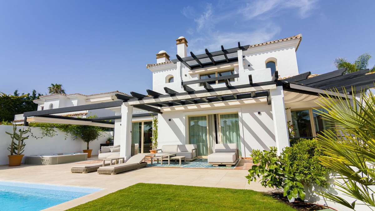 FOR SALE 🏡 Renovated Five-Bedroom Villa with Sea Views 300 m from the Beach – Las Chapas, Marbella East 🇪🇸